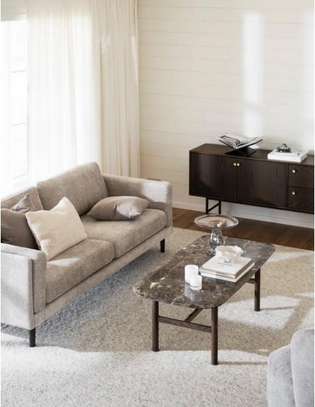 sofa til 3 personer i lys beige stof komfortabel design