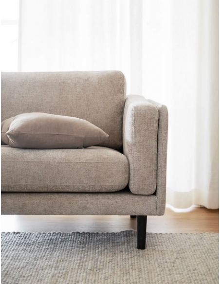 sofa til 3 personer i lys beige stof komfortabel design