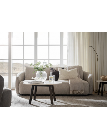 sofa til 3 personer i lys beige stof komfortabel design