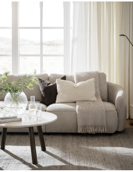 sofa til 3 personer i lys beige stof komfortabel design