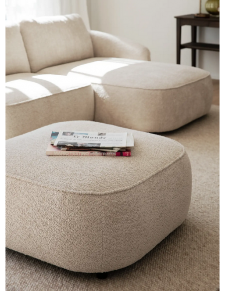 puf til sofa i lys beige stof komfortabel design