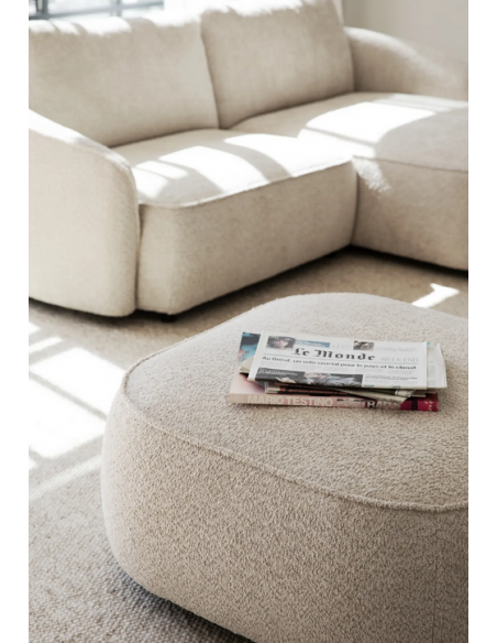 puf til sofa i lys beige stof komfortabel design