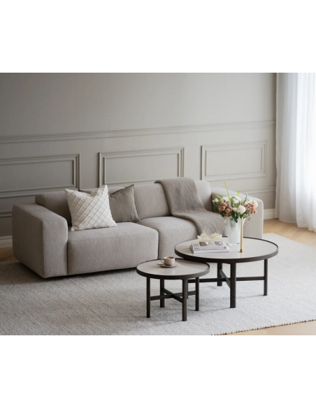 sofa til 3 personer i lys beige stof komfortabel design