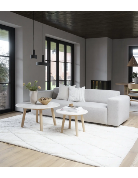 sofa til 3 personer i lys beige stof komfortabel design