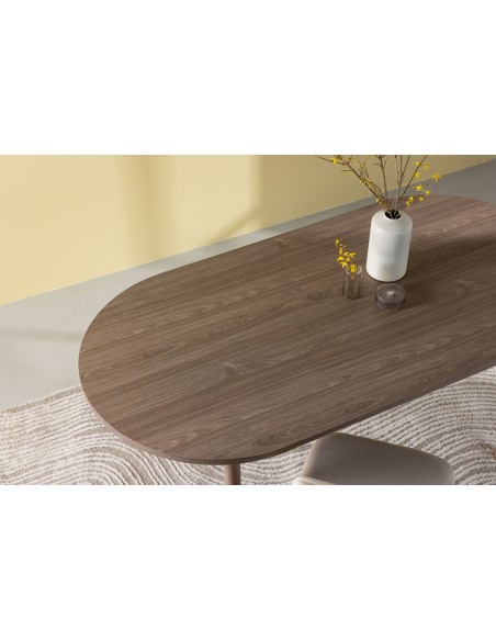 Ovalt spisebord brun
