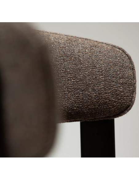 spisebordsstole brun armlæn stof boucle danform dan form dansk design moderne