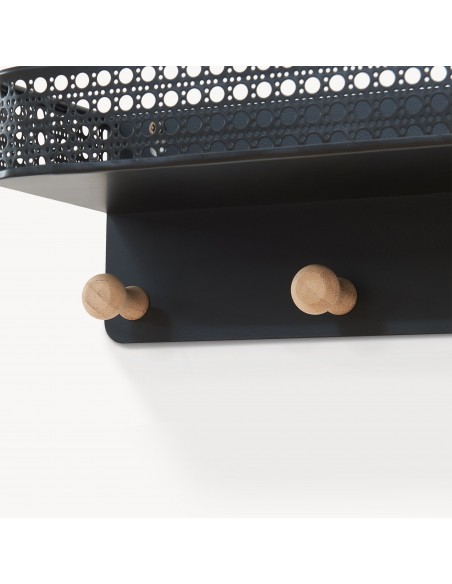 moderne hylde farvet garderobe entre badeværelse knagerække