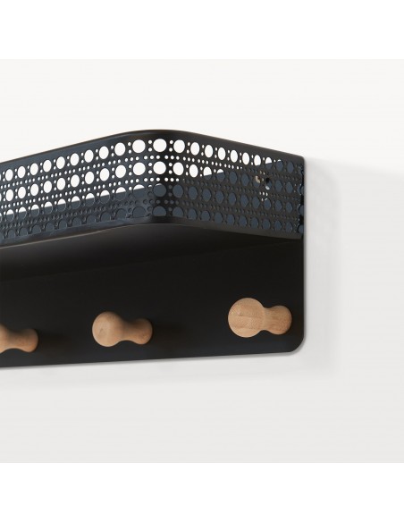 moderne hylde farvet garderobe entre badeværelse knagerække