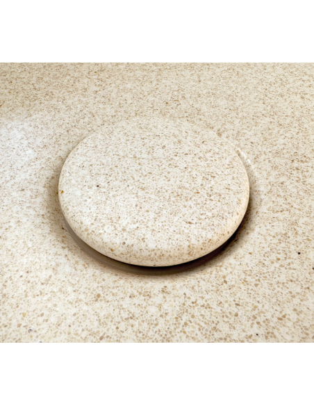 håndvask beton terrazzo beige moderne design badeværelsesindretning badeværelsesrenovering lille gæstetoilet