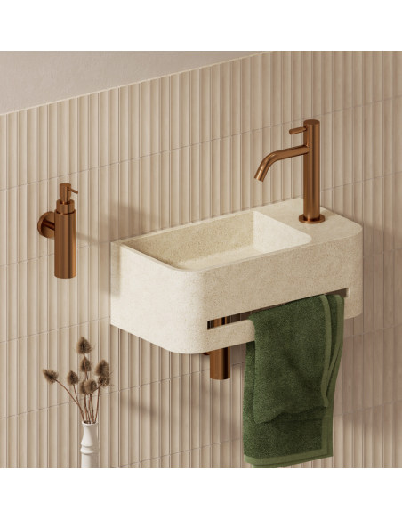 håndvask beton terrazzo beige moderne design badeværelsesindretning badeværelsesrenovering lille gæstetoilet