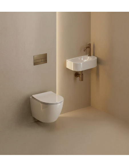 væghængt toilet hvidt mat blank skinnende badeværelse indretning design