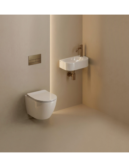væghængt toilet hvidt mat blank skinnende badeværelse indretning design