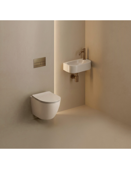 væghængt toilet hvidt mat blank skinnende badeværelse indretning design