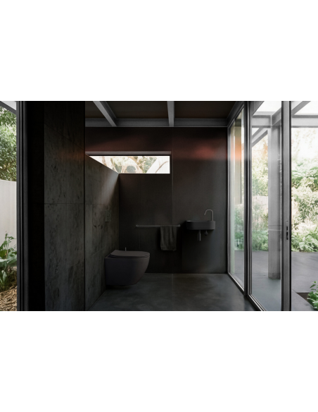 væghængt toilet sort mat blank skinnende badeværelse indretning design